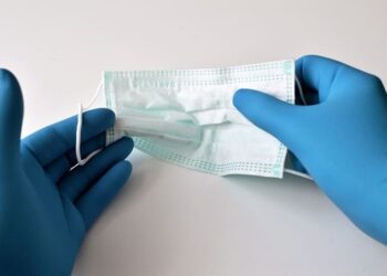 Χημικές «ωρολογιακές βόμβες» οι μάσκες του κορωνοϊού: Πώς προκάλεσαν προβλήματα στην υγεία εκατοντάδων εκατομμυρίων ανθρώπων