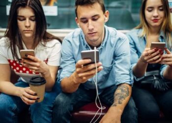 Τα Smartphones Καταστρέφουν τον Εγκέφαλό μας με Πρωτοφανή Ταχύτητα, σύμφωνα με Μελέτη