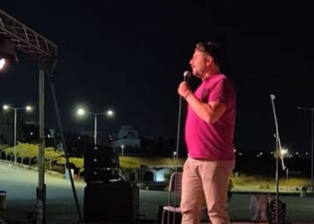 «Εμετός» από δήθεν κωμικό: Προσπαθεί να ξεφτιλίσει την Ελληνική Σημαία και βρίζει τον δολοφονημένο Τσάρλι Κερκ