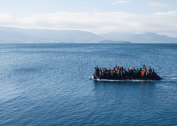 «Βουλιάζει» από τους παράνομους μετανάστες η Κρήτη: Αλλοδαποί έβγαλαν selfie μόλις «πάτησαν» στους Καλούς Λιμένες