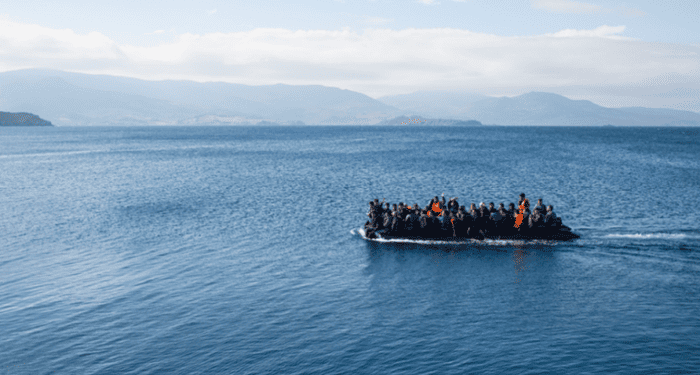 «Βουλιάζει» από τους παράνομους μετανάστες η Κρήτη: Αλλοδαποί έβγαλαν selfie μόλις «πάτησαν» στους Καλούς Λιμένες