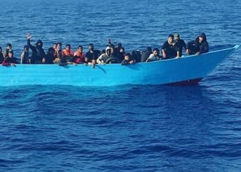 Βίντεο: Λουόμενοι στη Γαύδο σπρώχνουν στα ανοιχτά βάρκα με παράνομους μετανάστες για να μην αποβιβαστούν!