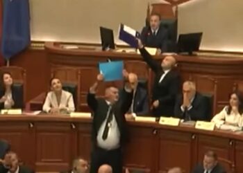 Πανδαιμόνιο στην αλβανική Βουλή με τον υπουργό – ρομπότ