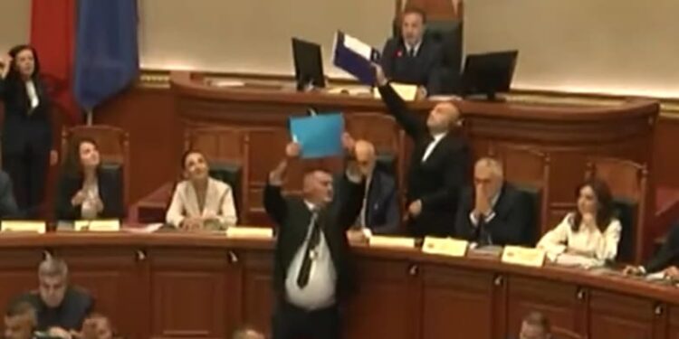 Πανδαιμόνιο στην αλβανική Βουλή με τον υπουργό – ρομπότ