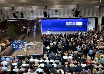 Ξεφτιλισμένοι χειροκροτητές: Πέταξαν στα σκουπίδια τις ελληνικές σημαίες!