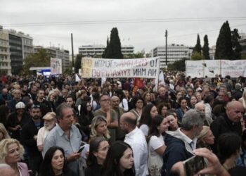 Τέμπη: Πλήθος κόσμου στο πλευρό του Πάνου Ρούτσι στο Σύνταγμα