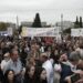 Τέμπη: Πλήθος κόσμου στο πλευρό του Πάνου Ρούτσι στο Σύνταγμα