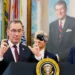 Άλμπερτ Μπουρλά: Στην Ευρώπη «βασιλιάς» – Στις ΗΠΑ «αυλικός» – Η Αμερική ταπείνωσε τη Pfizer προς όφελος (μόνο) του εαυτού της
