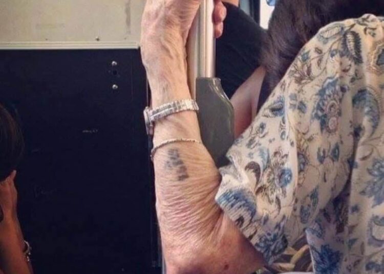 τη φωτογραφία τη τράβηξα πριν λίγα χρόνια στο μετρό στο Λονδίνο. Ποιος ξέρει τη υπέφερε στα Γερμανικά στρατόπεδα συκέντρωσης…