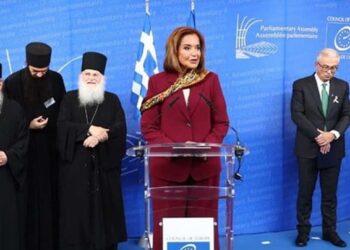 Σαν τις μαϊμούδες στο τσίρκο οι κολαούζοι της Ντόρας.