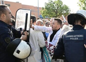 Αγρίεψαν τα πράγματα: Συμπλοκές και αίμα στην επίσκεψη Κ.Μητσοτάκη και Α.Γεωργιάδη στο Αττικό Νοσοκομείο
