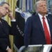 Ο Τραμπ έλαβε ενισχυτική δόση Covid και ενέσιμο εμβόλιο γρίπης μετά την συμφωνία με την Pfizer