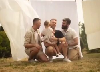 «Ώσπερ γαρ αι ημέραι Νώε…» Τρεις Άνδρες σε «πολυσυντροφική» Σχέση Έλαβαν Άδεια να Υιοθετήσουν ένα 3χρονο Κορίτσι (Βίντεο)