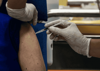 Εμβόλιο κορωνοϊού: Η Μάγια, η Ζωή και χιλιάδες άλλοι – Οι σοβαρές παρενέργειες και η αγωγή μαμούθ
