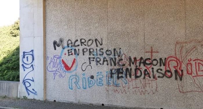 Οι Βρυξέλλες Τρέμουν καθώς το Καθεστώς του Μακρόν στο Παρίσι Καταρρέει