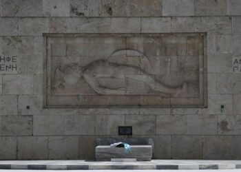 Ξέσπασμα οργής της Μαρίας Καρυστιανού για Μνημείο Αγνώστου Στρατιώτη και βίντεο Τεμπών