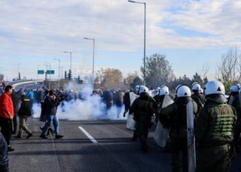 Πρωτοφανής καταστολή στον αγροτικό ξεσηκωμό για ΟΠΕΚΕΠΕ, κόστος και επιδοτήσεις – Επίθεση των ΜΑΤ, 2 τραυματίες και 3 συλλήψεις