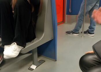 Τα Πόδια στο Κάθισμα…. Και τα Μικρόβια στο Σπίτι !!