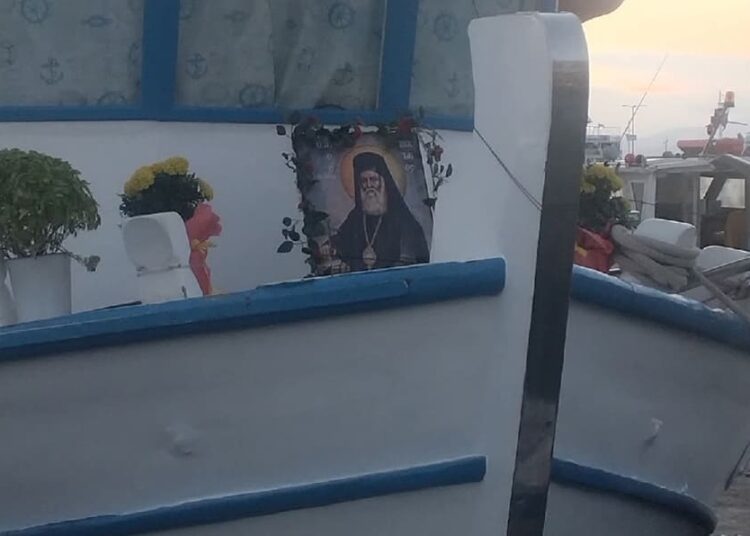 φωτο -η εικόνα του ΑΓΙΟΥ  ΝΕΚΤΑΡΙΟΥ πάνω σε ένα καικι που συμμετείχε στην Λιτανεία του στην Αίγινα