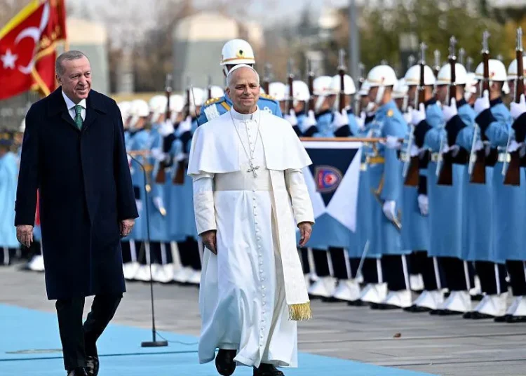 Anadolu via Getty Images
Pope Leo (C) was welcomed to Ankara by Turkey's president, Recep Tayyip Erdogan