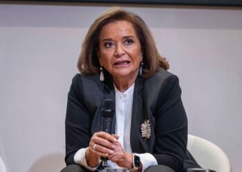 Η Ν.Μπακογιάννη παραδέχτηκε ότι υπάρχει κουμπαριά μεταξύ της οικογένειας του «Φραπέ» και εκείνης του Κ.Μητσοτάκη!