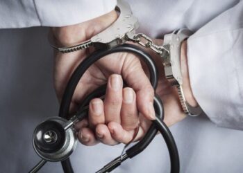 Υπάρχουν πολλοί λόγοι για τις καρδιακές προσβολές που παθαίνουν άνθρωποι σε όλο τον κόσμο όχι όμως από το εμβόλιο COVID-19!
