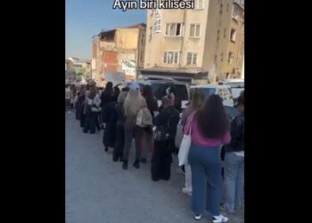 ΠΡΩΤΟΦΑΝΕΣ Χιλιάδες Τούρκοι σχηματίζουν ατέλειωτες ουρές για να πάρουν αγιασμό της πρωτομηνιάς από Ορθόδοξη Εκκλησία στην Κωνσταντινούπολη! ΒΙΝΤΕΟ