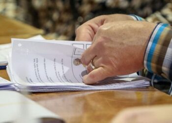 Οι Ιρλανδοί απειλούν μαζικά τους εν ενεργεία βουλευτές στα ψηφοδέλτιά τους με φρικιαστικές απειλές – Οι πολιτικοί ανέφεραν ότι σοκαρίστηκαν από τη χολή, το δηλητήριο και το ωμό μίσος.