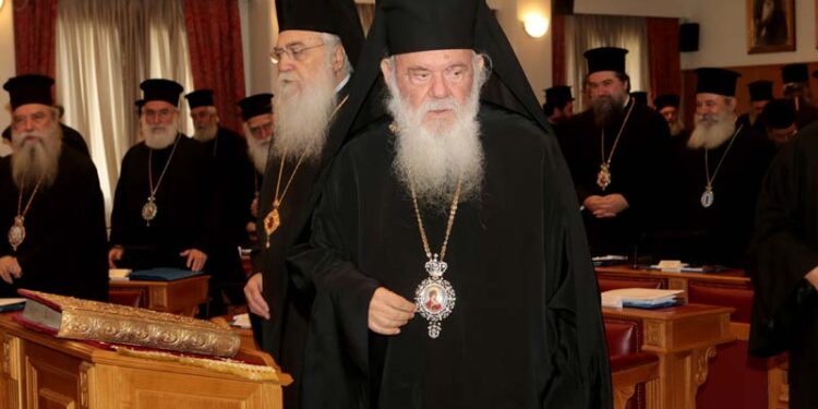 ΦΑΣΚΙΩΜΕΝΗ ΙΕΡΑΡΧΙΑ… Γιατί ἡ Ἱερὰ Σύνοδος ταυτίστηκε ἀπόλυτα μὲ τὶς κυβερνητικὲς ἀποφάσεις περὶ προσωπικοῦ ἀριθμοῦ καὶ ψηφιακῶν ταυτοτήτων!