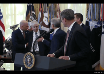 Oval Office [LIVE]> Ο Global Brand Director της Novo Nordisk σωριάστηκε αδόκητα στον Λευκό Οίκο. Δεν γνωρίζουμε εάν είχε λάβει τα εμβόλια COVID-19