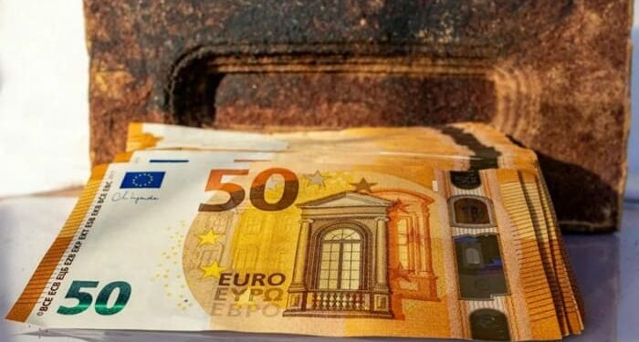 Συμβαίνει κάτι γιαυτό μας το λένε συνεχώς; H EKT μας θέλει να έχουμε μετρητά στο σπίτι για να την “βγάλουμε” για 72 ώρες!