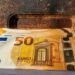 Συμβαίνει κάτι γιαυτό μας το λένε συνεχώς; H EKT μας θέλει να έχουμε μετρητά στο σπίτι για να την “βγάλουμε” για 72 ώρες!