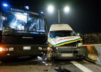 Λάρισα: Ασθενοφόρο τράκαρε με κλούβα της αστυνομίας που είχε κλείσει τον δρόμο