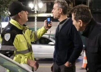 Σάλος με την επική ανάρτηση του Κώστα Βαξεβάνη για το αλκοτέστ του Μητσοτακη