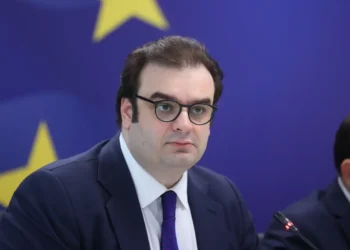 Μας καλούν να πανηγυρίσουμε για τον ψηφιακό «τσάρο» που θέλει να μας κάνει αριθμούς και φέρνει το τέλος των μετρητών; – Έλεος!