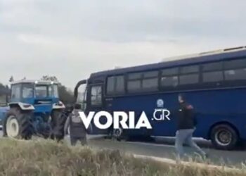 Σέρρες: Κλούβα των ΜΑΤ παίρνει φόρα και πέφτει πάνω σε τρακτέρ! Βίντεο