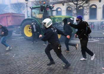 Σκηνές Αποκάλυψης στις Βρυξέλλες! Αγρότες εναντίον αστυνομίας σε έναν πόλεμο μέχρι εσχάτων (βίντεο)