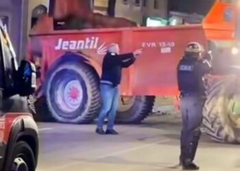 Οι Γάλλοι αστυνομικοί έβγαλαν όπλα κατά των αγροτών..!