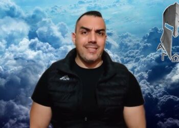 ΧΤΥΠΟΥΣΕ ΤΑ ΓΡΑΦΕΙΑ ΚΑΙ ΦΩΝΑΖΕ Ο ΚΥΡΙΑΚΟΣ !