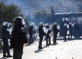 Αγρότες στα όρια, η χώρα σε κλοιό μπλόκων – «Πλαστικές σφαίρες στο Ηράκλειο»