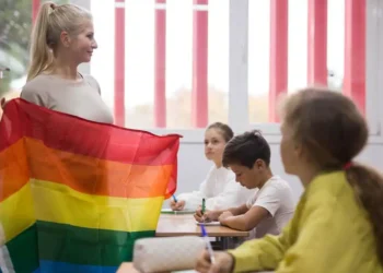 Το Ηνωμένο Βασίλειο εφαρμόζει οργουελιανή καταστολή των μαθητών με «τοξικές ιδέες»