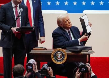 Trump vs. Rockefeller: Η Ιδεολογική Σύγκρουση πίσω από την «Έξοδο» από το Κλίμα