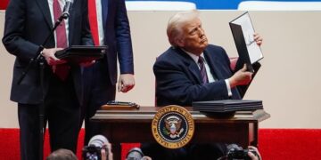 Trump vs. Rockefeller: Η Ιδεολογική Σύγκρουση πίσω από την «Έξοδο» από το Κλίμα