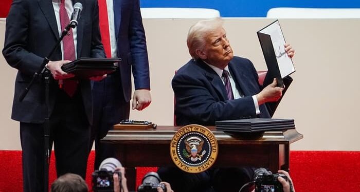 Trump vs. Rockefeller: Η Ιδεολογική Σύγκρουση πίσω από την «Έξοδο» από το Κλίμα