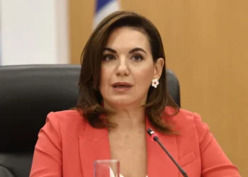 Μπανανία 2.0: Δεν άρεσε στην υπουργό η απόφαση της Δικαιοσύνης που βγήκε εναντίον της και άλλαξε τον νόμο για να βγει υπέρ της.
