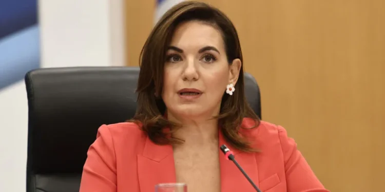 Μπανανία 2.0: Δεν άρεσε στην υπουργό η απόφαση της Δικαιοσύνης που βγήκε εναντίον της και άλλαξε τον νόμο για να βγει υπέρ της.