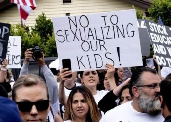ΣΟΚ ΑΠΟ ΟΥΑΣΙΓΚΤΟΝ: Το Υπουργείο Παιδείας ΗΠΑ προειδοποιεί Καλιφόρνια – «Σταματήστε τις μυστικές αλλαγές φύλου στα παιδιά ή χάνετε τα λεφτά!»