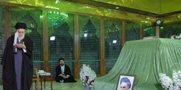 Ο Χαμενεΐ βγήκε από το μπουντρούμι του – και μίλησε μόνο με τα μάτια