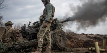 Στέλνουν συνεχώς εν κρυπτώ όπλα στον Ζελέσνκι: Το Κίεβο επιδεικνύει ελληνικά πυροβόλα των 105 χλστ!