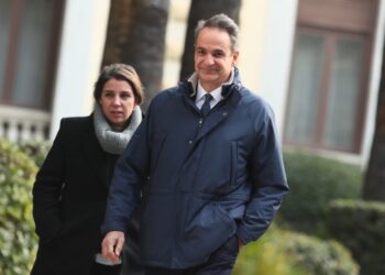 Ερωτήματα για την αναβολή της επίσκεψης Μητσοτάκη στο Νταβός και τη στάση του